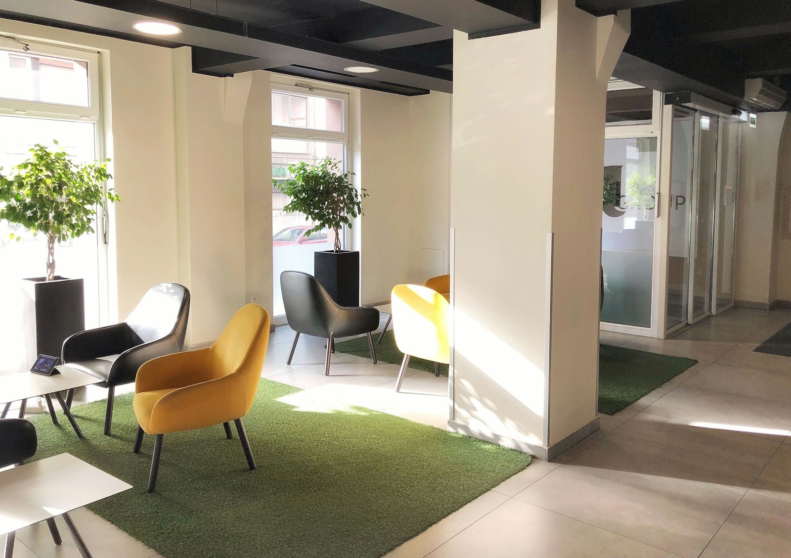Espace de pause lumineux avec des fauteuils jaunes et noirs