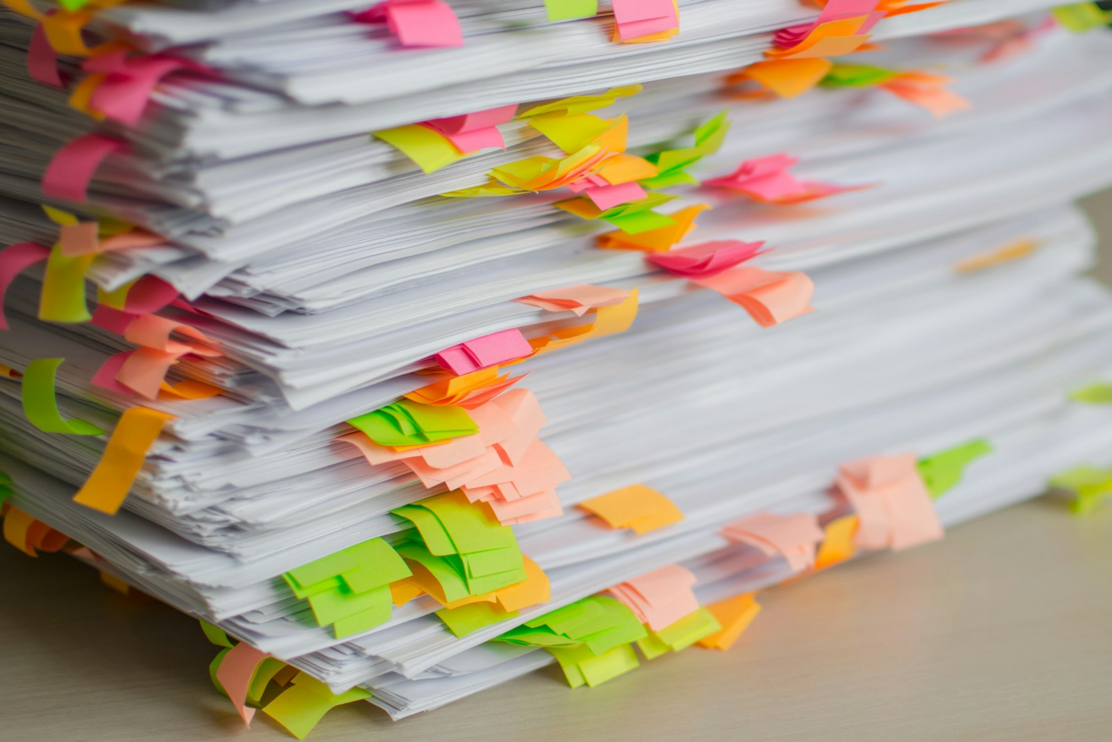 Pile de documents hérissée de marque-pages colorés